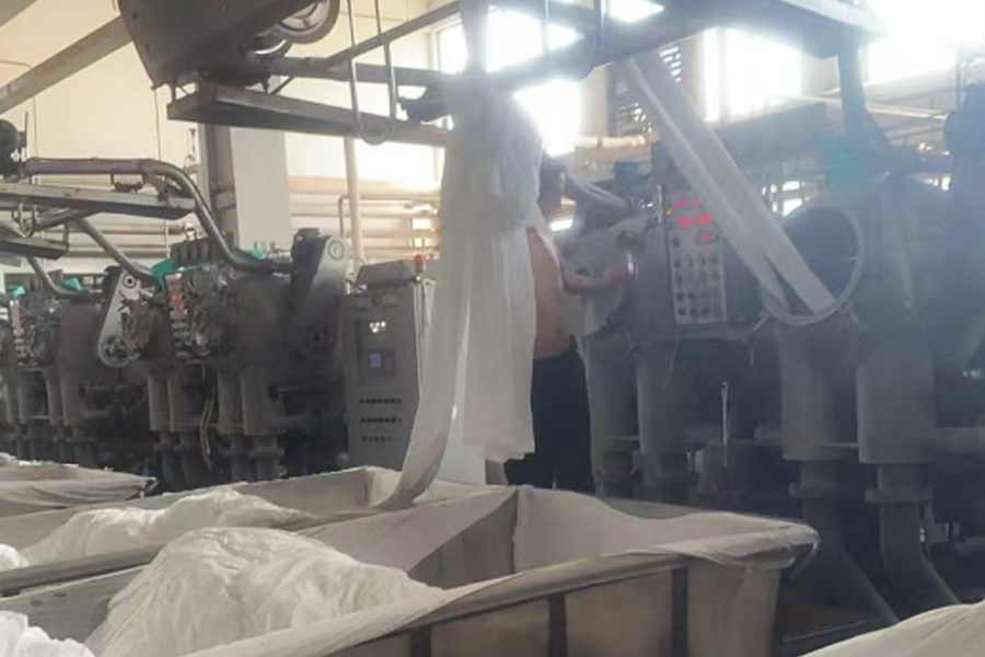 Mencelup kain kelabu pengeluaran kilang ke dalam silinder