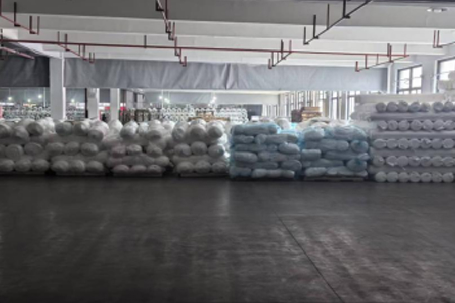 Kawasan penempatan produk siap pengeluaran fabrik kelabu